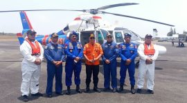 Personel Direktorat Kepolisian Udara Korpolairud Baharkam Polri bersama rescuer Basarnas berfoto di depan helikopter Dauphin AS365N3 P-3103 sebelum menjalankan misi evakuasi korban kecelakaan laut KM Virgo di perairan Kalimantan Selatan, Senin (14/9/2026).