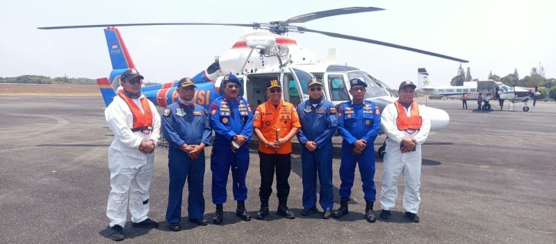 Personel Direktorat Kepolisian Udara Korpolairud Baharkam Polri bersama rescuer Basarnas berfoto di depan helikopter Dauphin AS365N3 P-3103 sebelum menjalankan misi evakuasi korban kecelakaan laut KM Virgo di perairan Kalimantan Selatan, Senin (14/9/2026).
