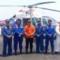 Personel Direktorat Kepolisian Udara Korpolairud Baharkam Polri bersama rescuer Basarnas berfoto di depan helikopter Dauphin AS365N3 P-3103 sebelum menjalankan misi evakuasi korban kecelakaan laut KM Virgo di perairan Kalimantan Selatan, Senin (14/9/2026).