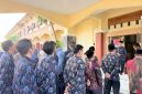 Kepala MAN Lombok Barat, H. Kemas Burhan, S.Pd., M.Pd., menyampaikan sosialisasi regulasi baru Kemenag tentang pembatasan penggunaan gawai kepada guru, tenaga kependidikan, dan peserta didik dalam Apel Pembinaan Pagi, Rabu (23/9/2026).(Foto: Istimewa)