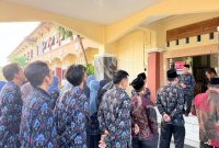 Kepala MAN Lombok Barat, H. Kemas Burhan, S.Pd., M.Pd., menyampaikan sosialisasi regulasi baru Kemenag tentang pembatasan penggunaan gawai kepada guru, tenaga kependidikan, dan peserta didik dalam Apel Pembinaan Pagi, Rabu (23/9/2026).(Foto: Istimewa)