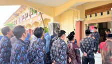 Kepala MAN Lombok Barat, H. Kemas Burhan, S.Pd., M.Pd., menyampaikan sosialisasi regulasi baru Kemenag tentang pembatasan penggunaan gawai kepada guru, tenaga kependidikan, dan peserta didik dalam Apel Pembinaan Pagi, Rabu (23/9/2026).(Foto: Istimewa)