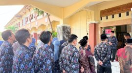 Kepala MAN Lombok Barat, H. Kemas Burhan, S.Pd., M.Pd., menyampaikan sosialisasi regulasi baru Kemenag tentang pembatasan penggunaan gawai kepada guru, tenaga kependidikan, dan peserta didik dalam Apel Pembinaan Pagi, Rabu (23/9/2026).(Foto: Istimewa)
