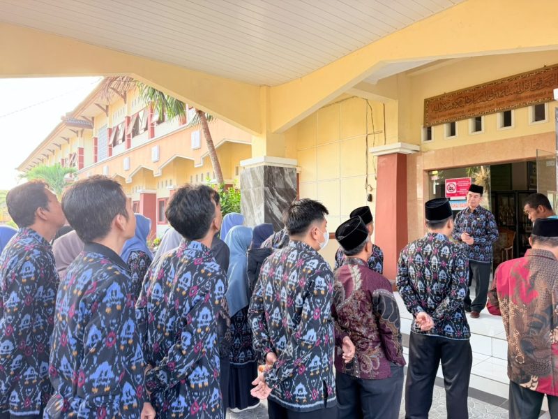 Kepala MAN Lombok Barat, H. Kemas Burhan, S.Pd., M.Pd., menyampaikan sosialisasi regulasi baru Kemenag tentang pembatasan penggunaan gawai kepada guru, tenaga kependidikan, dan peserta didik dalam Apel Pembinaan Pagi, Rabu (23/9/2026).(Foto: Istimewa)