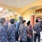 Kepala MAN Lombok Barat, H. Kemas Burhan, S.Pd., M.Pd., menyampaikan sosialisasi regulasi baru Kemenag tentang pembatasan penggunaan gawai kepada guru, tenaga kependidikan, dan peserta didik dalam Apel Pembinaan Pagi, Rabu (23/9/2026).(Foto: Istimewa)