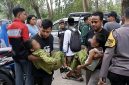 Suasana penanganan siswa SDN Beber yang diduga mengalami keracunan setelah menyantap menu MBG. Sejumlah siswa harus dibopong warga untuk mendapatkan penanganan medis, Jumat (12/9).(Foto: Istimewa)