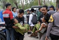 Suasana penanganan siswa SDN Beber yang diduga mengalami keracunan setelah menyantap menu MBG. Sejumlah siswa harus dibopong warga untuk mendapatkan penanganan medis, Jumat (12/9).(Foto: Istimewa)