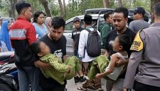 Suasana penanganan siswa SDN Beber yang diduga mengalami keracunan setelah menyantap menu MBG. Sejumlah siswa harus dibopong warga untuk mendapatkan penanganan medis, Jumat (12/9).(Foto: Istimewa)
