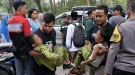 Suasana penanganan siswa SDN Beber yang diduga mengalami keracunan setelah menyantap menu MBG. Sejumlah siswa harus dibopong warga untuk mendapatkan penanganan medis, Jumat (12/9).(Foto: Istimewa)