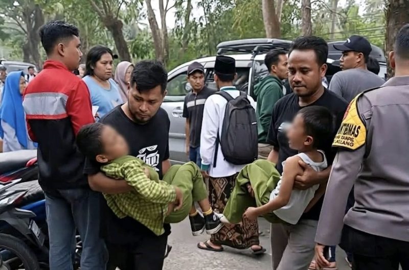 Suasana penanganan siswa SDN Beber yang diduga mengalami keracunan setelah menyantap menu MBG. Sejumlah siswa harus dibopong warga untuk mendapatkan penanganan medis, Jumat (12/9).(Foto: Istimewa)