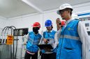 Petugas PLN memeriksa sistem panel dan peralatan kelistrikan untuk memastikan seluruh perangkat siap beroperasi selama gelaran MotoGP 2026.(Foto: Istimewa)