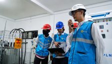Petugas PLN memeriksa sistem panel dan peralatan kelistrikan untuk memastikan seluruh perangkat siap beroperasi selama gelaran MotoGP 2026.(Foto: Istimewa)