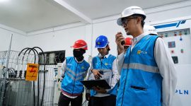 Petugas PLN memeriksa sistem panel dan peralatan kelistrikan untuk memastikan seluruh perangkat siap beroperasi selama gelaran MotoGP 2026.(Foto: Istimewa)
