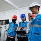 Petugas PLN memeriksa sistem panel dan peralatan kelistrikan untuk memastikan seluruh perangkat siap beroperasi selama gelaran MotoGP 2026.(Foto: Istimewa)