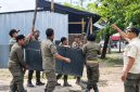 Sejumlah petugas Satpol PP Lombok Barat bergotong royong mengangkat rombong milik pedagang kaki lima yang ditertibkan karena berjualan di ruang publik.(Foto: Istimewa)