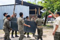 Sejumlah petugas Satpol PP Lombok Barat bergotong royong mengangkat rombong milik pedagang kaki lima yang ditertibkan karena berjualan di ruang publik.(Foto: Istimewa)