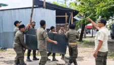 Sejumlah petugas Satpol PP Lombok Barat bergotong royong mengangkat rombong milik pedagang kaki lima yang ditertibkan karena berjualan di ruang publik.(Foto: Istimewa)