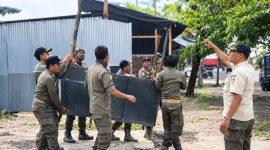 Sejumlah petugas Satpol PP Lombok Barat bergotong royong mengangkat rombong milik pedagang kaki lima yang ditertibkan karena berjualan di ruang publik.(Foto: Istimewa)