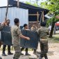 Sejumlah petugas Satpol PP Lombok Barat bergotong royong mengangkat rombong milik pedagang kaki lima yang ditertibkan karena berjualan di ruang publik.(Foto: Istimewa)