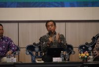 Anggota DEN Surono memaparkan arah kebijakan energi nasional dalam sosialisasi PP KEN 40/2025 di Universitas Mataram.
