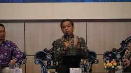 Anggota DEN Surono memaparkan arah kebijakan energi nasional dalam sosialisasi PP KEN 40/2025 di Universitas Mataram.