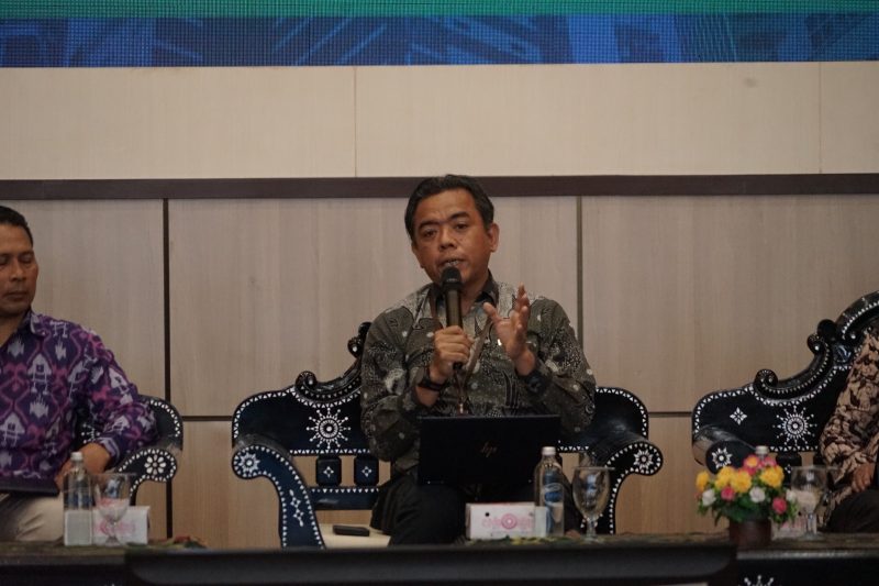 Anggota DEN Surono memaparkan arah kebijakan energi nasional dalam sosialisasi PP KEN 40/2025 di Universitas Mataram.