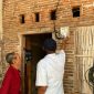 Caption: Petugas PLN memastikan sambungan listrik di rumah warga telah terpasang sebagai bagian dari program kepedulian YBM PLN.(Foto: Istimewa 