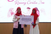 Penyerahan modal usaha bagi kelompok perempuan rentan melalui program “Ruang Cerita Ibu”.