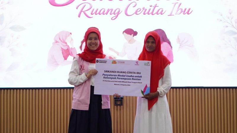 Penyerahan modal usaha bagi kelompok perempuan rentan melalui program “Ruang Cerita Ibu”.