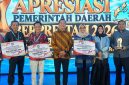 Gubernur NTB H. Lalu Muhamad Iqbal (tengah) berfoto bersama jajaran usai menerima tiga apresiasi dari Kementerian Dalam Negeri di Jakarta, Kamis (17/9/2026). Apresiasi tersebut meliputi bidang perumahan, pendidikan, dan pengelolaan sampah.(Foto: Istimewa)