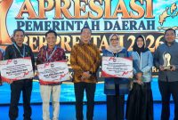 Gubernur NTB H. Lalu Muhamad Iqbal (tengah) berfoto bersama jajaran usai menerima tiga apresiasi dari Kementerian Dalam Negeri di Jakarta, Kamis (17/9/2026). Apresiasi tersebut meliputi bidang perumahan, pendidikan, dan pengelolaan sampah.(Foto: Istimewa)