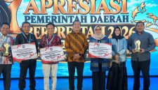 Gubernur NTB H. Lalu Muhamad Iqbal (tengah) berfoto bersama jajaran usai menerima tiga apresiasi dari Kementerian Dalam Negeri di Jakarta, Kamis (17/9/2026). Apresiasi tersebut meliputi bidang perumahan, pendidikan, dan pengelolaan sampah.(Foto: Istimewa)
