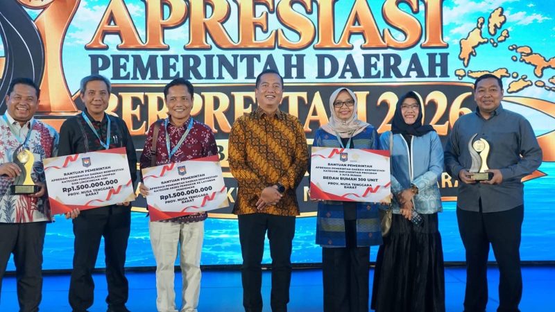 Gubernur NTB H. Lalu Muhamad Iqbal (tengah) berfoto bersama jajaran usai menerima tiga apresiasi dari Kementerian Dalam Negeri di Jakarta, Kamis (17/9/2026). Apresiasi tersebut meliputi bidang perumahan, pendidikan, dan pengelolaan sampah.(Foto: Istimewa)
