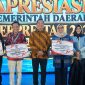 Gubernur NTB H. Lalu Muhamad Iqbal (tengah) berfoto bersama jajaran usai menerima tiga apresiasi dari Kementerian Dalam Negeri di Jakarta, Kamis (17/9/2026). Apresiasi tersebut meliputi bidang perumahan, pendidikan, dan pengelolaan sampah.(Foto: Istimewa)
