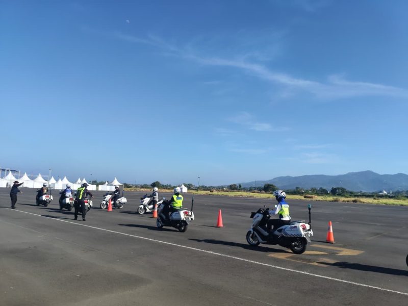 Polwan Ditlantas Polda NTB mengikuti latihan mengendarai sepeda motor besar (Moge) di kawasan Ex Bandara Selaparang, Rembiga, Mataram, Kamis (3/9/2026), sebagai persiapan pengamanan dan pengawalan MotoGP 2026.(Foto: Istimewa).