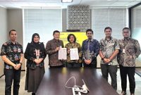 Jajaran Bank NTB Syariah dan Maybank Indonesia berfoto bersama usai penandatanganan MoU yang mencakup pembiayaan KUR PMI dan penguatan layanan remitansi lintas negara.