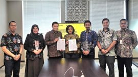 Jajaran Bank NTB Syariah dan Maybank Indonesia berfoto bersama usai penandatanganan MoU yang mencakup pembiayaan KUR PMI dan penguatan layanan remitansi lintas negara.