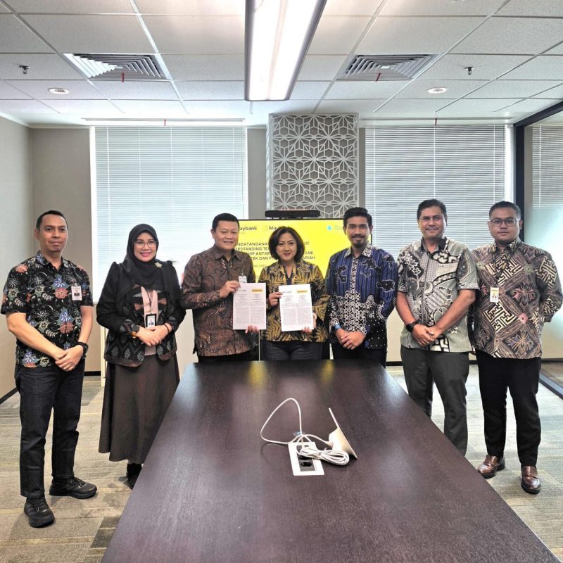 Jajaran Bank NTB Syariah dan Maybank Indonesia berfoto bersama usai penandatanganan MoU yang mencakup pembiayaan KUR PMI dan penguatan layanan remitansi lintas negara.