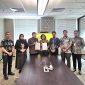 Jajaran Bank NTB Syariah dan Maybank Indonesia berfoto bersama usai penandatanganan MoU yang mencakup pembiayaan KUR PMI dan penguatan layanan remitansi lintas negara.