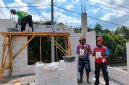 Petugas PLN mengingatkan pekerja bangunan agar memperhatikan aspek keselamatan saat beraktivitas di sekitar jaringan listrik.(Foto: Istimewa)