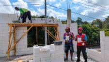 Petugas PLN mengingatkan pekerja bangunan agar memperhatikan aspek keselamatan saat beraktivitas di sekitar jaringan listrik.(Foto: Istimewa)