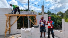 Petugas PLN mengingatkan pekerja bangunan agar memperhatikan aspek keselamatan saat beraktivitas di sekitar jaringan listrik.(Foto: Istimewa)