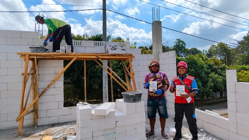 Petugas PLN mengingatkan pekerja bangunan agar memperhatikan aspek keselamatan saat beraktivitas di sekitar jaringan listrik.(Foto: Istimewa)