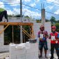 Petugas PLN mengingatkan pekerja bangunan agar memperhatikan aspek keselamatan saat beraktivitas di sekitar jaringan listrik.(Foto: Istimewa)