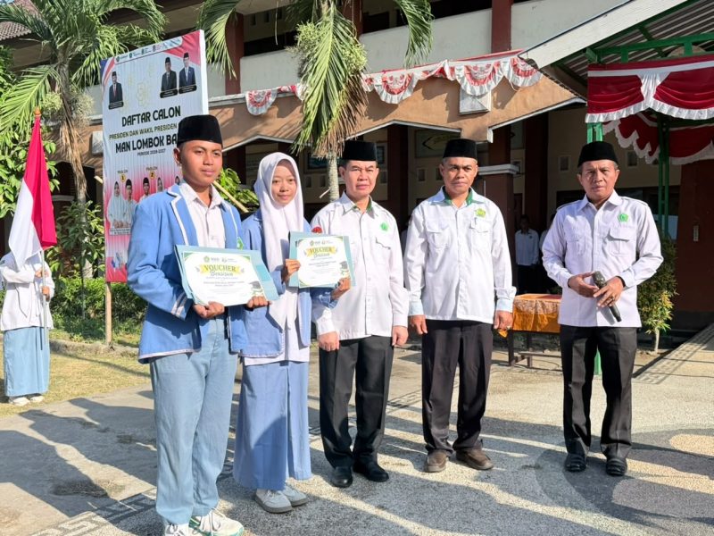 Kepala MAN Lombok Barat bersama jajaran waka dan Ketua-Wakil Ketua ORSIMA terpilih usai pelantikan pengurus baru periode 2026-2027.(Foto: Istimewa)
