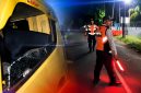 Petugas tampak sedang mengatur dan menghentikan kendaraan truk yang melintas di Jembatan Timbang Bertais. Tak lama setelahnya, kaca jendela truk pecah yang diduga akibat lemparan tongkat lampu lalu lintas (stick lamp) yang digunakan petugas untuk mengarahkan kendaraan.