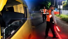 Petugas tampak sedang mengatur dan menghentikan kendaraan truk yang melintas di Jembatan Timbang Bertais. Tak lama setelahnya, kaca jendela truk pecah yang diduga akibat lemparan tongkat lampu lalu lintas (stick lamp) yang digunakan petugas untuk mengarahkan kendaraan.