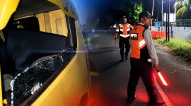 Petugas tampak sedang mengatur dan menghentikan kendaraan truk yang melintas di Jembatan Timbang Bertais. Tak lama setelahnya, kaca jendela truk pecah yang diduga akibat lemparan tongkat lampu lalu lintas (stick lamp) yang digunakan petugas untuk mengarahkan kendaraan.