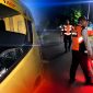 Petugas tampak sedang mengatur dan menghentikan kendaraan truk yang melintas di Jembatan Timbang Bertais. Tak lama setelahnya, kaca jendela truk pecah yang diduga akibat lemparan tongkat lampu lalu lintas (stick lamp) yang digunakan petugas untuk mengarahkan kendaraan.