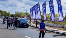 Petugas gabungan mengatur arus kendaraan di jalur menuju Sirkuit Mandalika pada hari pertama MotoGP Mandalika 2026, Jumat (9/10/2026).(Foto: Istimewa)